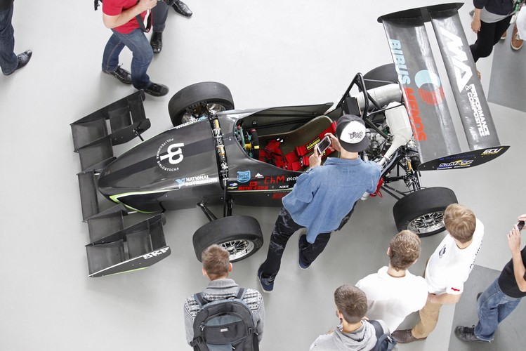 W procesie projektowania i budowy bolidu wzięło udział 35 osób. <br><br> fot.  (mgo) PAP/Artur Reszko