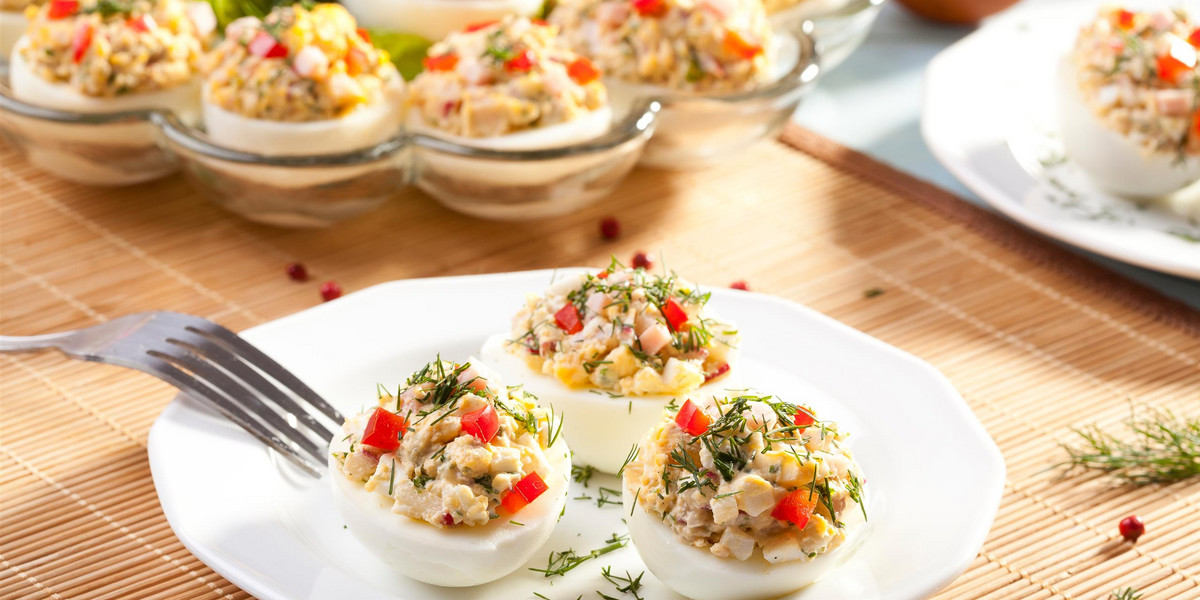 Jajka faszerowane tuńczykiem to idealna przekąska na świąteczny stół.