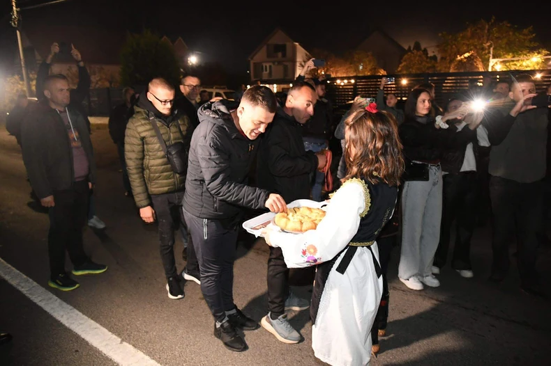 Srbi sa KiM koji pešače ka Novom Sadu