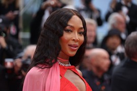 Naomi Kembel napravila SPEKTAKL u Kanu: Od duge kose ni traga, sada ima NAJKUL FRIZURU, nosi NAJLEPŠU HALJINU i BLISTA pred 55. rođendan