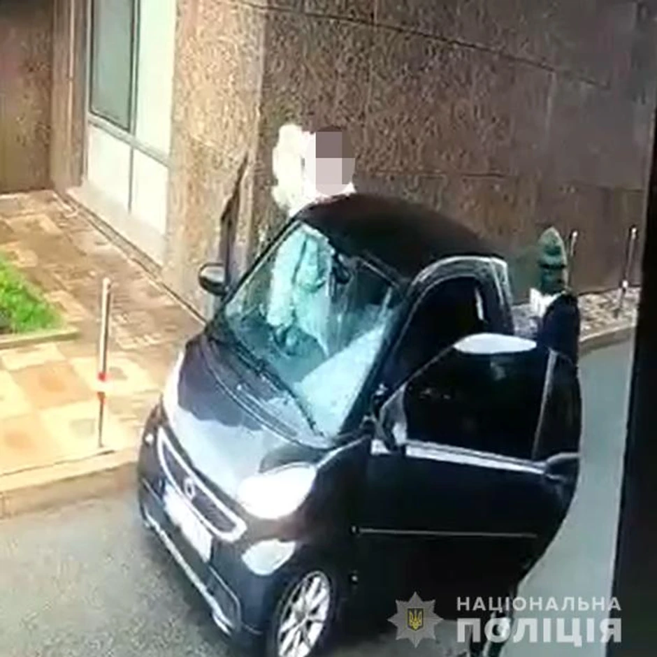 Napadači nekoliko sekundi pre nego što su zapalili automobil da prikriju tragove