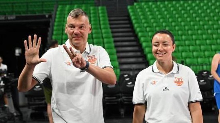 Jelena Todorović sa Šarunasom Jasikevičijusom, litvanskim trenerom koji je ove godine postao šampion Evrope sa turskim Fenerbahčeom | Foto: Jelena Todorović/Privatna arhiva