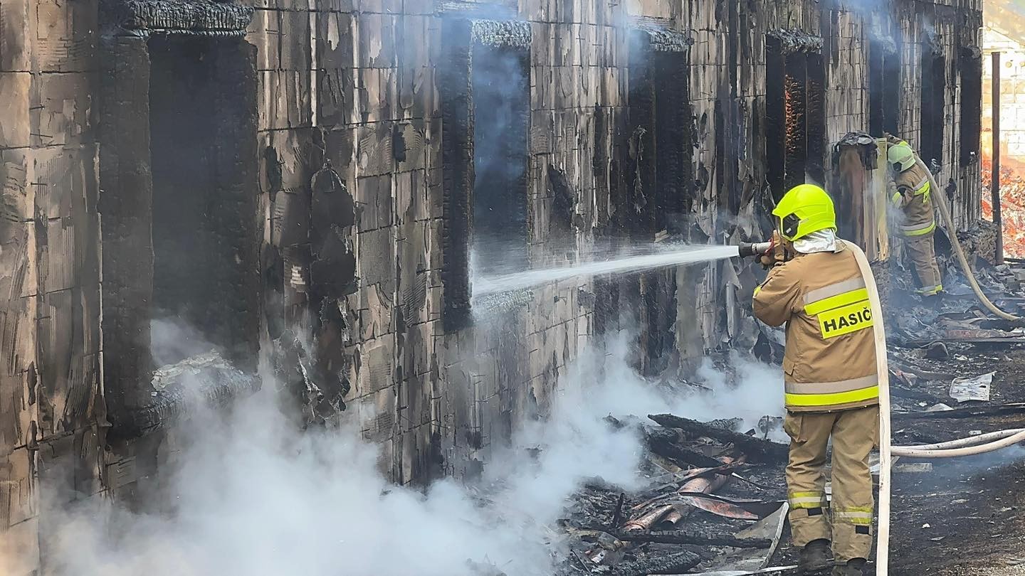 Rekreačné chaty v obci Hrabušice v okrese Spišská Nová Ves zachvátili plamene.