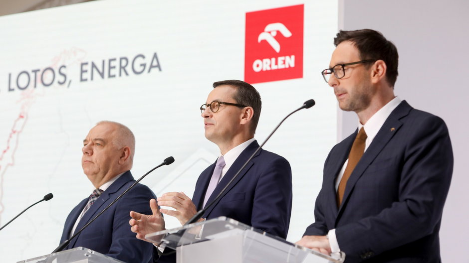 Wicepremier Jacek Sasin, premier Mateusz Morawiecki i Daniel Obajtek, prezes PKN Orlen podczas konferencji w 2020 r. o przejęciu Lotosu przez Orlen. To na skutek tego przejęcia Saudi Aramco może kupić 30 proc. udziałów w Rafinerii Gdańskiej.