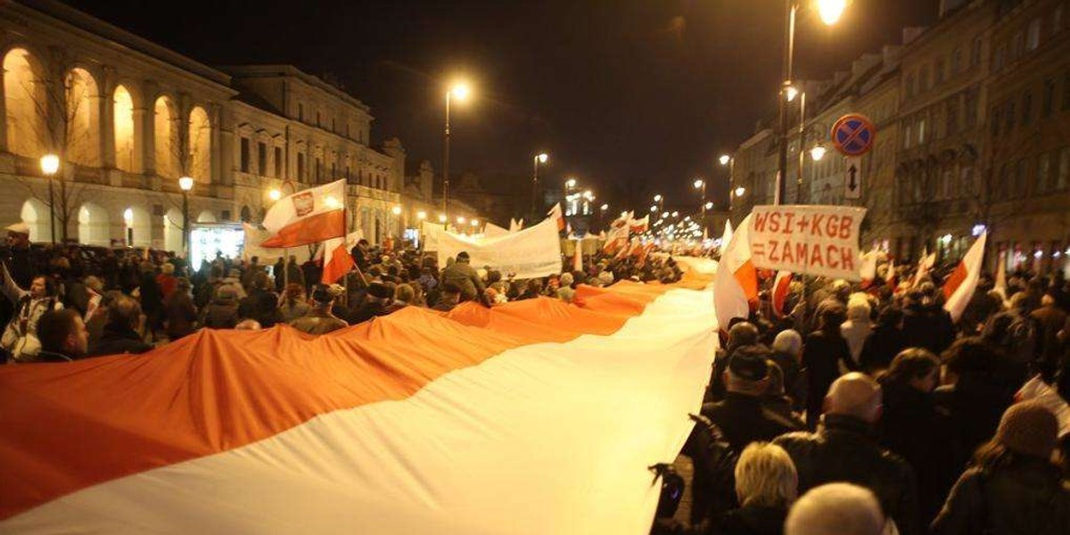 Nocny marsz: Smoleńsk pomścimy! Zdrada! My naród, oni ziomale Nergala!