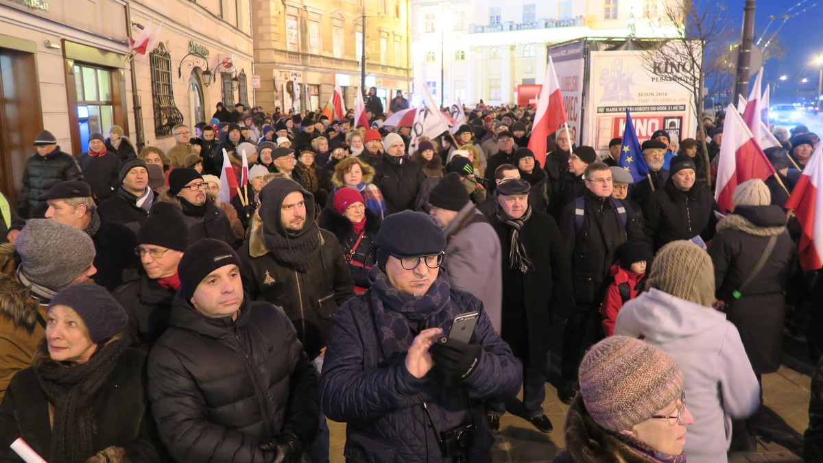 Dzisiaj o godz. 11 przedstawiciele lubelskiego oddziału Komitetu Obrony Demokracji zamierzają złożyć na policji zawiadomienie w sprawie wtorkowych wydarzeń na Strajku Obywatelskim. Tuż po rozpoczęciu wiecu z biura "Solidarności" przy ul. Królewskiej puszczono przemówienie gen. Jaruzelskiego z 13 grudnia 1981 roku. Wiele osób było zbulwersowanych i zniesmaczonych zachowaniem związku.