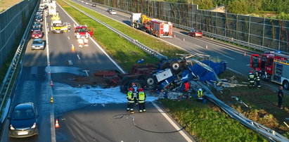 Groźny wypadek na A4. Ciężarówka leży na obu jezdniach