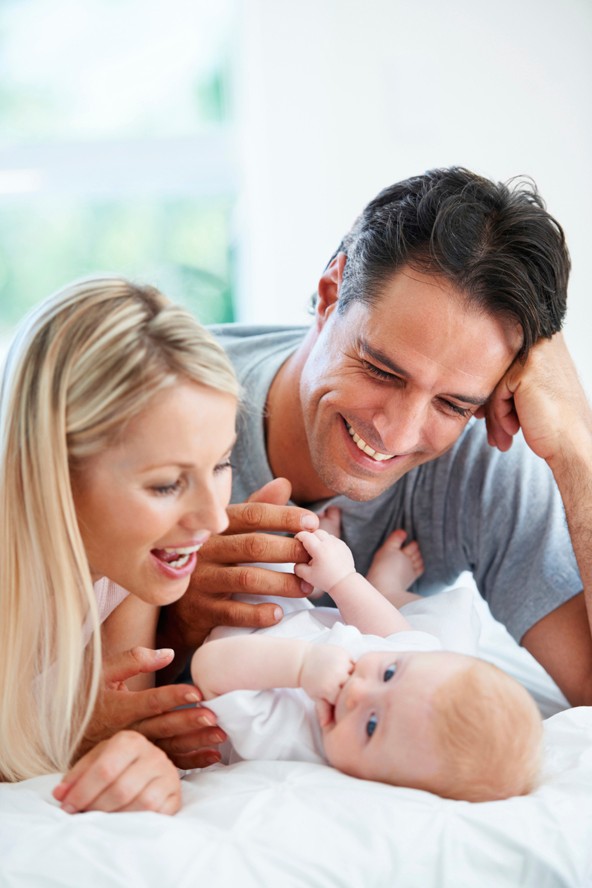 6. Azt akarja, hogy saját magáért érdekeljen téged, nem pedig egy életstílus miatt: először is, felejtsd el a biológiai órád. Egyszerűen nem lehet úgy kapcsolatot létesíteni, hogy állandóan arra gondolsz, hogy még hány termékeny éved van hátra. Ha spermadonorra van szükséged, akkor tudod, hol keresd, de míg sok pasi szívesen vállalna gyereket, te ne így keress párt magadnak. Ez csak egy része. A gyerek tényleg áldás és csodálatos élmény, de akkor sikerül igazán jól, ha egy erős és stabil kapcsolatnak a terméke, nem pedig az oka annak, hogy a kapcsolat egyáltalán létrejött. A másik ugyanilyen hajtóerő a pénz. Tudjuk, hogy milyen fontos a pénzügyi biztonság, de sokkal nagyobb sikered lesz, ha egy hozzád anyagi szinten közelebb álló pasit választasz, mint olyat, aki sokkal fölötted van. Hosszútávon megérzik a férfiak, ha csak a pénzükért vagy velük. Míg teljesen normális, hogy a pénz motiváljon, arra alapozni a jövődet, hogy majd valaki ezt biztosítja helyetted, egyszerűen lustaság. 