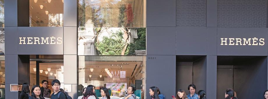 Po zakończeniu wielotygodniowej kwarantanny chińscy klienci jako pierwsi ruszyli do butików. Sklep marki Hermès w Guangzhou zanotował pierwszego dnia rekordowy wynik