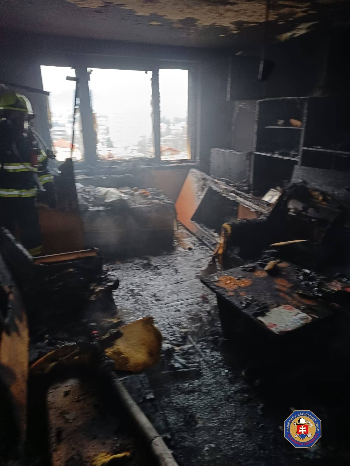 Pri požiari bytu v Banskej Bystrici sa zranila jedna osoba.