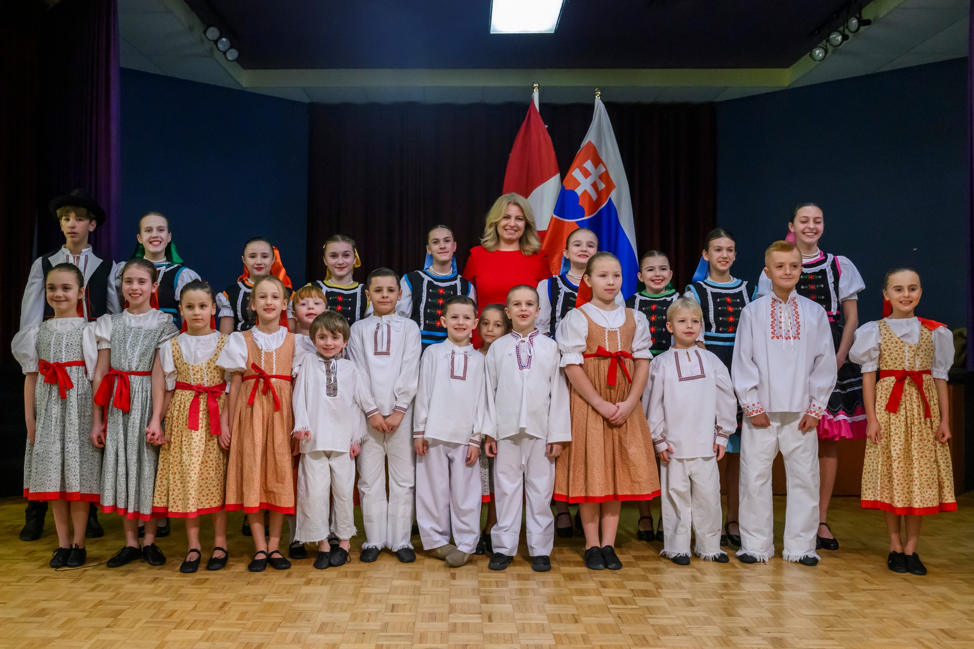 Čaputová (vľavo) počas stretnutia s krajanmi po svätej omši v kostole sv. Cyrila a Metoda v Mississauge na predmestí Toronta.
