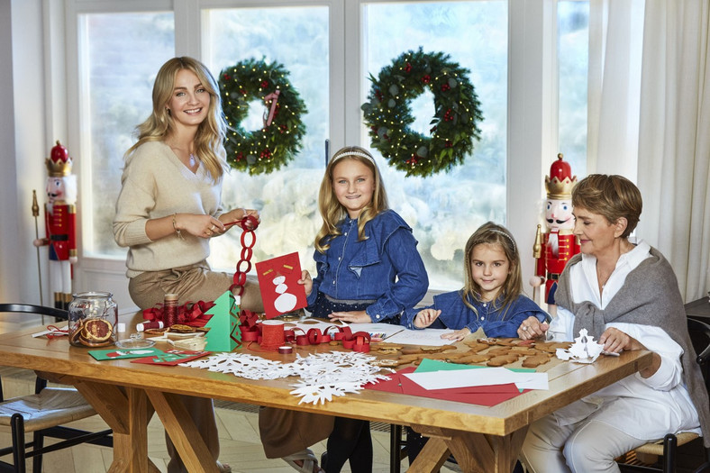Małgorzata Socha z dziećmi i mamą w świątecznej kampanii Apart