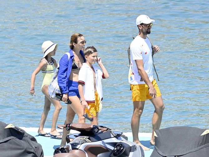 Jelena i Novak Đoković sa decom na Mikonosu