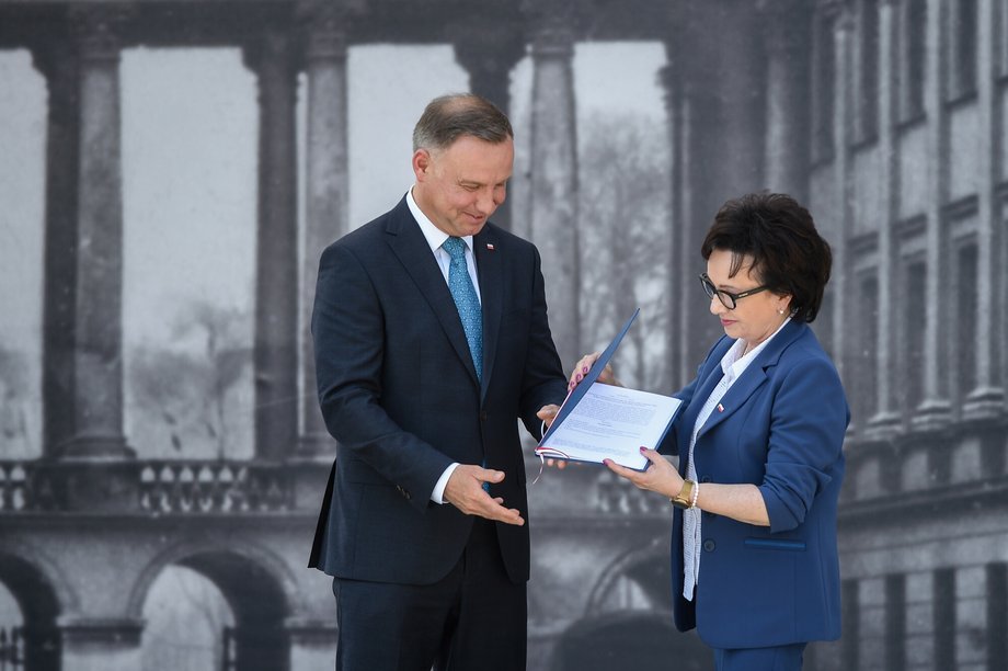 Prezydent Andrzej Duda i marszałek Sejmu Elżbieta Witek podczas uroczystości przekazania projektu ustawy o odbudowie Pałacu Saskiego, 7 lipca 2021 r. 