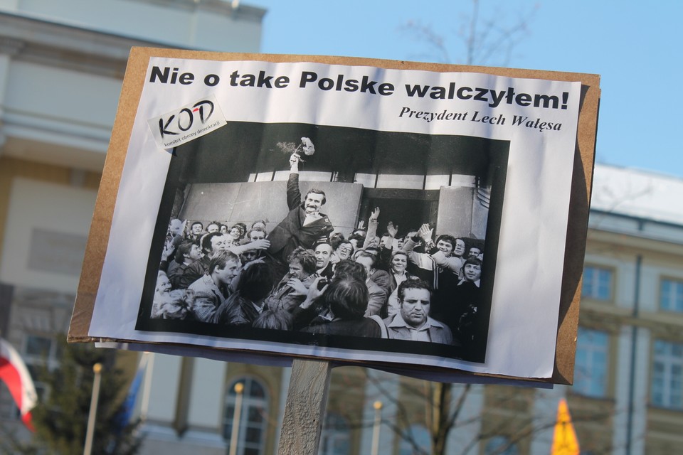 Manifestacje KOD w obronie wolności. Najciekawsze transparenty