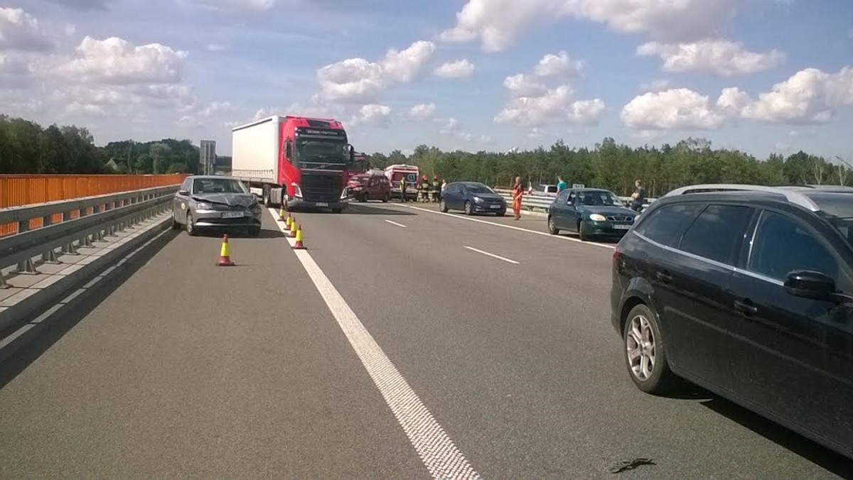 Po blisko sześciu godzinach odblokowana została autostrada A1 na odcinku między węzłem Łódź-Wschód a Wiśniową Górą. Krótko po 15 doszło tam do wypadku, w którym ranne zostały trzy osoby. Droga przez wiele godzin była zablokowana.