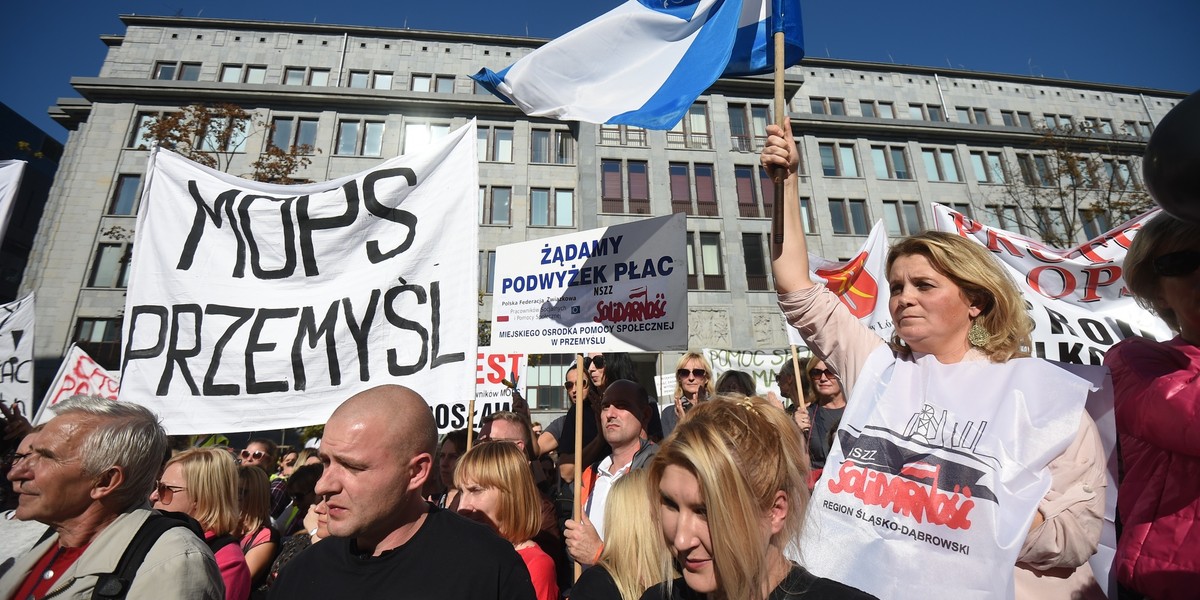 Pracownicy socjalni zapowiedzieli, że mogą dołączyć do protestu nauczycieli. Domagają się wyższych płac. Na zdjęciu protest z 2018 roku