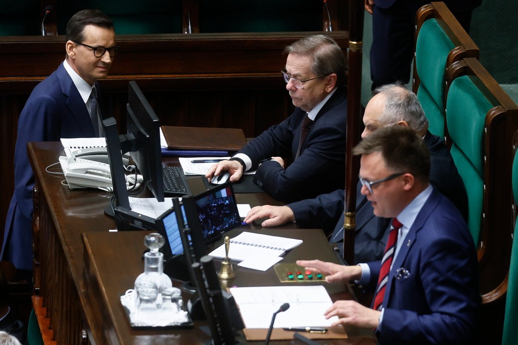 Mateusz Morawiecki i Szymon Hołownia w Sejmie.