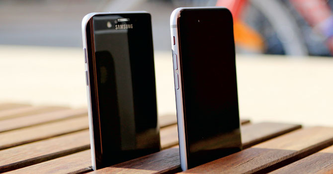 S6 edge+ (po lewej stronie) jest węższy niż iPhone 6 Plus (po prawej).