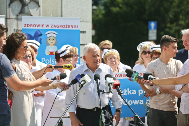 Leszek Miller wziął udział konferencji prasowej pielęgniarek i położnych przed Sejmem