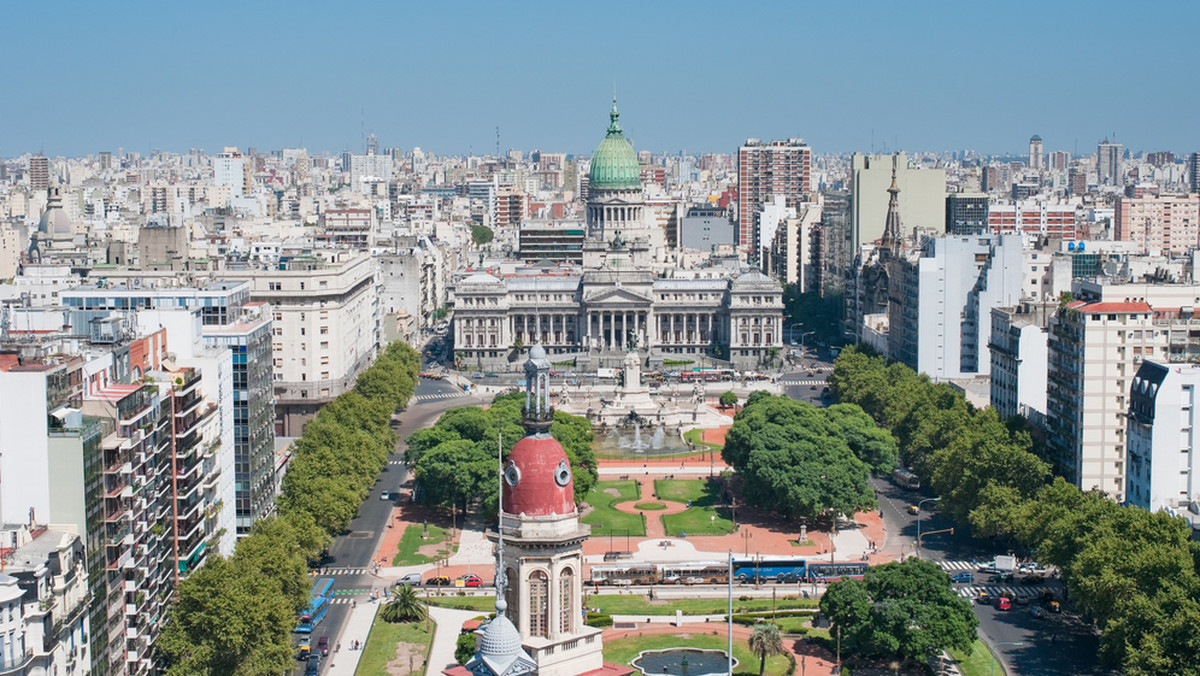 Buenos Aires jest jednym z najpiękniejszych miast na świecie. Dopiero po zamieszkaniu w "Paryżu Ameryki Południowej" emigranci europejscy doceniają stabilizację ekonomiczną i zdobycze socjalne Starego Kontynentu. 30 lipca wierzyciele, którzy domagali się spłaty ok. 1,5 mld dol., odrzucili najnowszą ofertę rządu w Buenos Aires, a Argentyna pozostaje niewypłacalna.