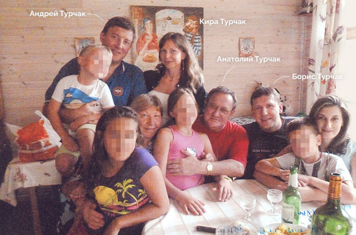 Rodzina Turczaków. Z tyłu stoją Andriej i Kira, w czerwonej koszulce siedzi Anatolij, a obok niego Borys (zdjęcie z 2013 r.) 