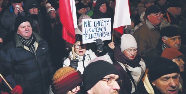 Czwartkowa demonstracja przed siedzibą TVP przeciwników zmian w mediach publicznych