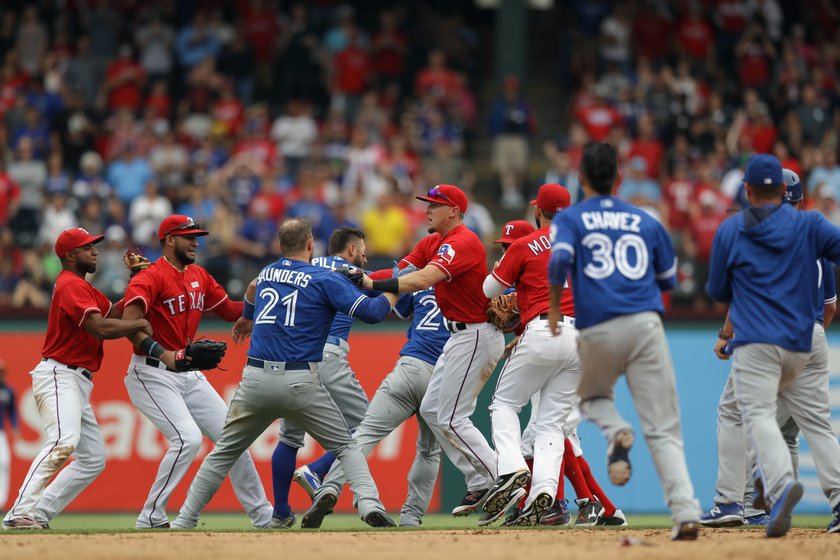 Toronto Blue Jays - Texas Rangers zakończone bójką! Co za cios!