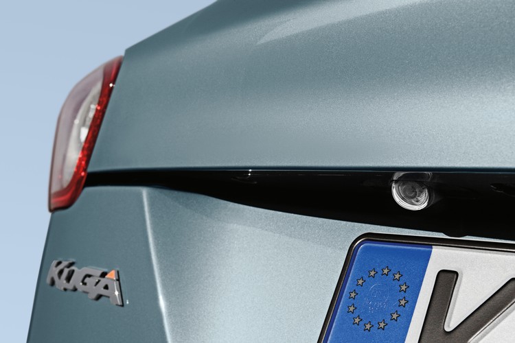 Kamera zamontowana na klapie pomaga w cofaniu