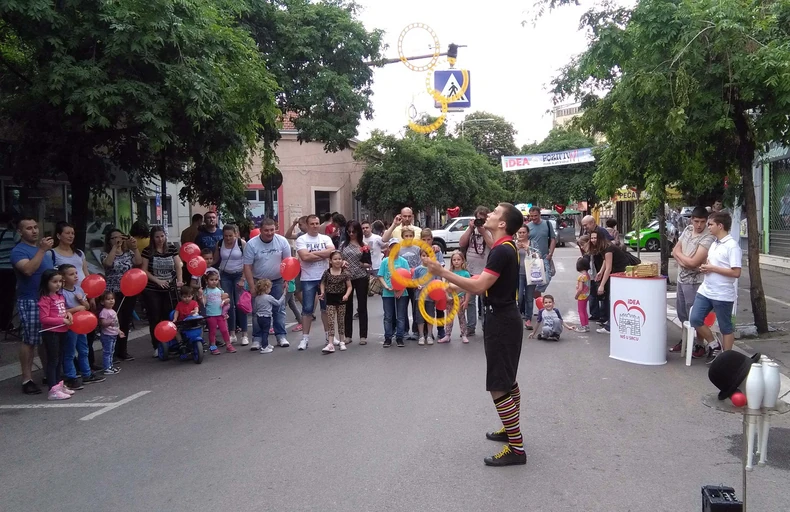 Dušanova ulica u centru Niša pretvorena u šetalište samo danas - Nišlije uzivale uz žonglere