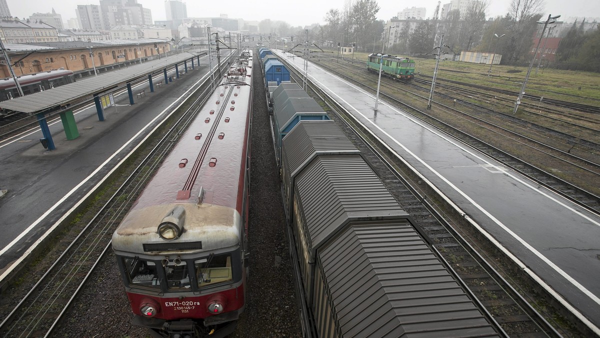 Ponad 20 tysięcy pracowników, czterokrotnie więcej lokomotyw do usuwania lodu, blisko 1500 przygotowanych wagonów PKP Intercity, pełna informacja pasażerska – Grupa PKP zapewnia, że jest przygotowana do zimy. Kolejarze chwalą się też "najkrótszymi czasami przejazdu w historii" na trasach z Warszawy do Gdańska i Wrocławia.