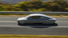 Rekord! 1000 km-t tett meg egy feltöltéssel ez a napelemes autó