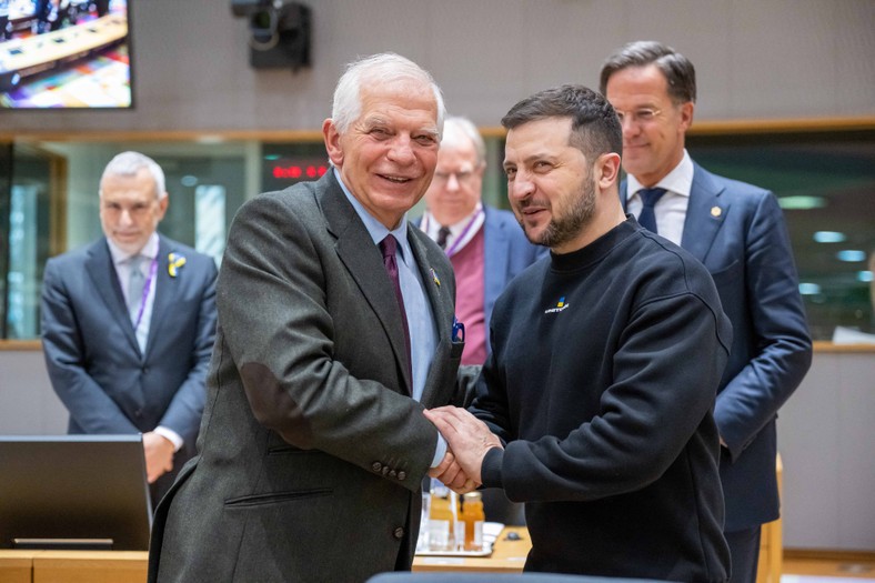 Prezydent Ukrainy Wołodymyr Zełenski z wysokim przedstawicielem UE do spraw zagranicznych i polityki bezpieczeństwa Josepem Borrellem podczas szczytu UE w Brukseli