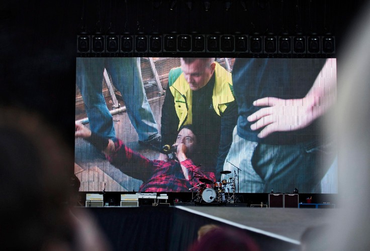 Dave Grohl gra w Szwecji ze złamaną nogą