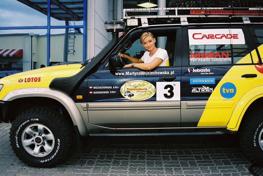 Martyna Wojciechowska w samochodzie rajdowym