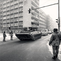 Agonia komunizmu na ARCHIWALNYCH ZDJĘCIACH. Stłamszona szara Warszawa, czołgi, milicja...