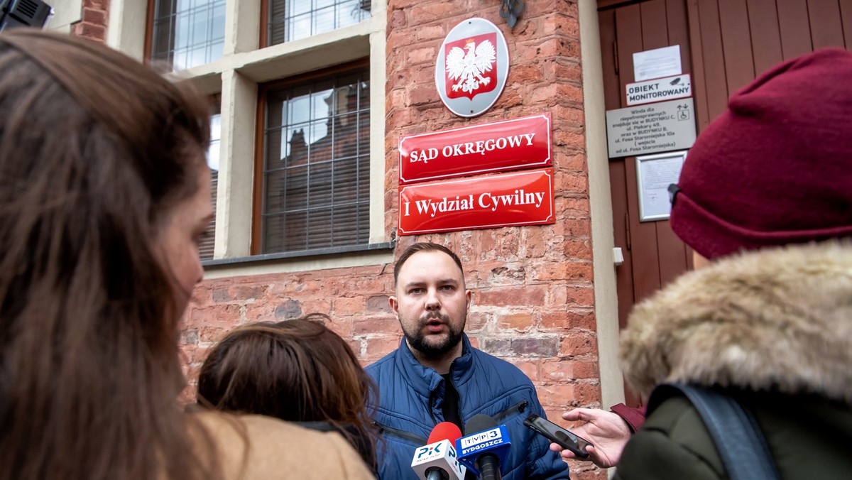 Poszkodowany Mariusz Milewski przed budynkiem Sądu Okręgowego w Toruniu w 2020 r.