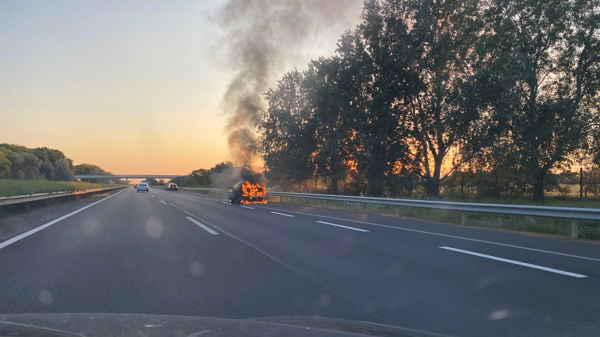 Hatalmas lángokkal ég egy autó az M3-ason: Eger és Füzesabony között történt a baj – fotók