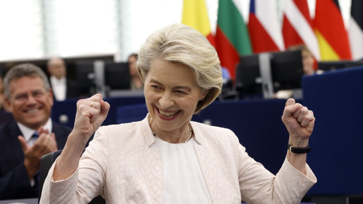 Predsedníčka Európskej komisie Ursula Von der Leyenová sa raduje po opätovnom zvolení.
