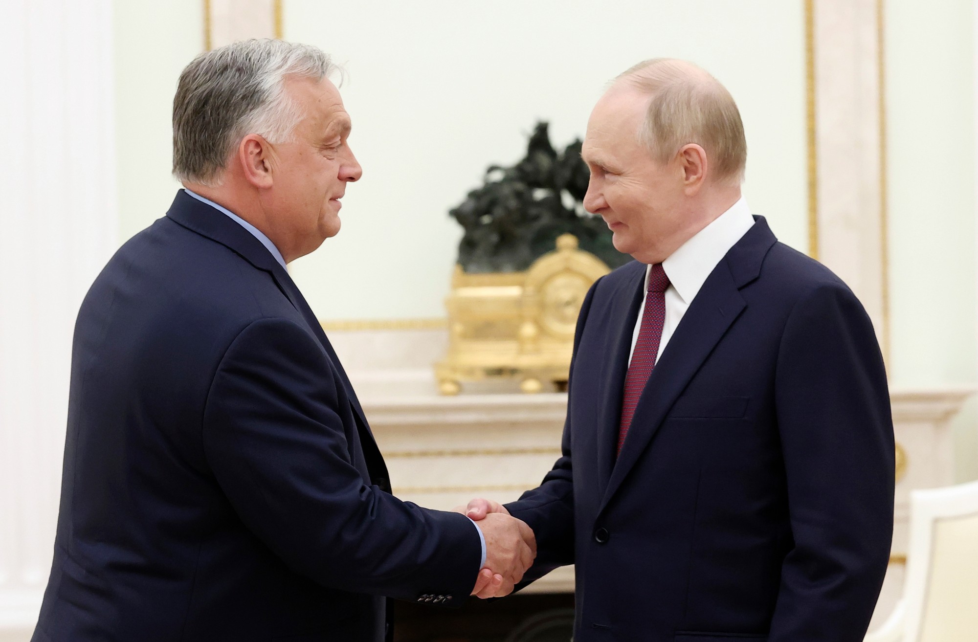Ruský prezident Putin prijal v Kremli maďarského premiéra Orbána.