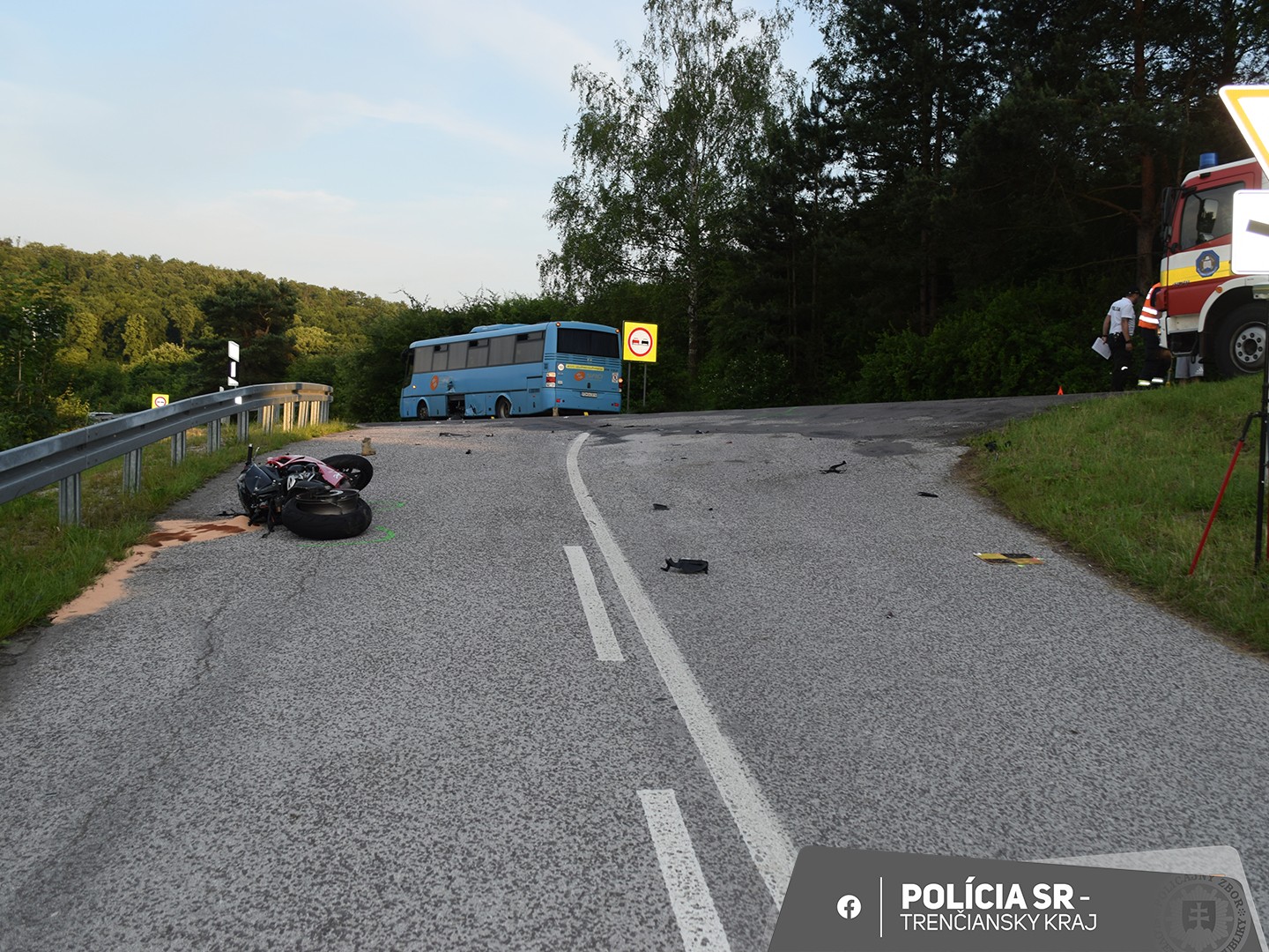 Náraz do autobusu pri Brezolupoch neprežil 52-ročný motorkár.