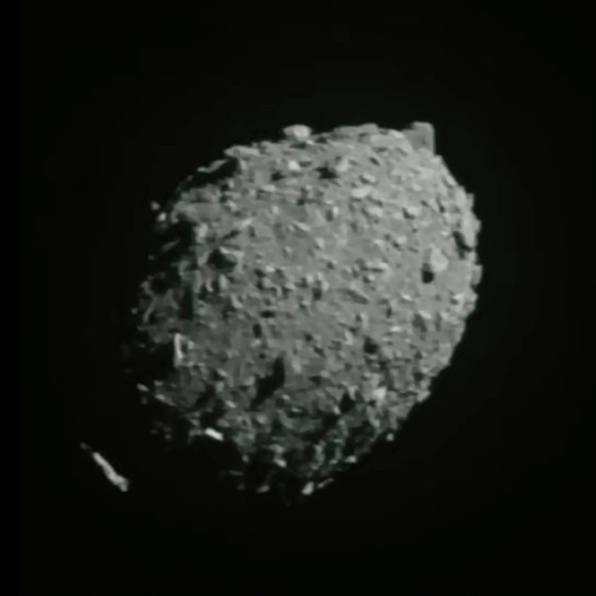 Sonda NASA sa v rámci testovacej misie úspešne zrazila s asteroidom.
