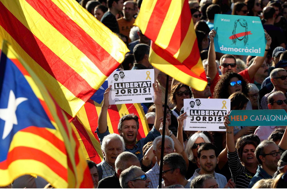 Protest w Barcelonie przeciwko planom Madrytu dot. ograniczenia autonomii Katalonii
