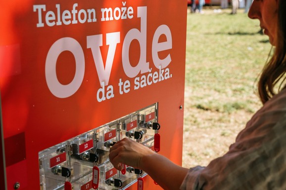 Zarobljeni u ekranima, mladi sve manje komuniciraju uživo! N