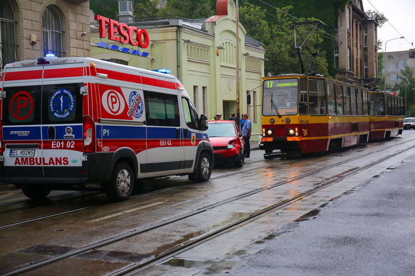 Kolizja na Gdańskiej. Osobówka zderzyła się z tramwajem 