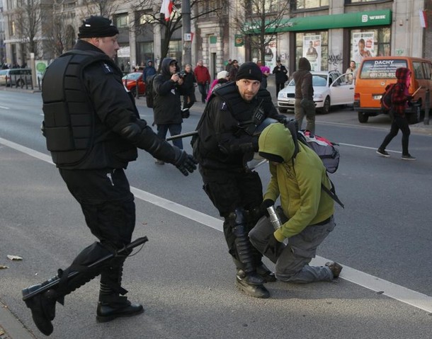 Marsz Niepodległości starcia policja uczestnik