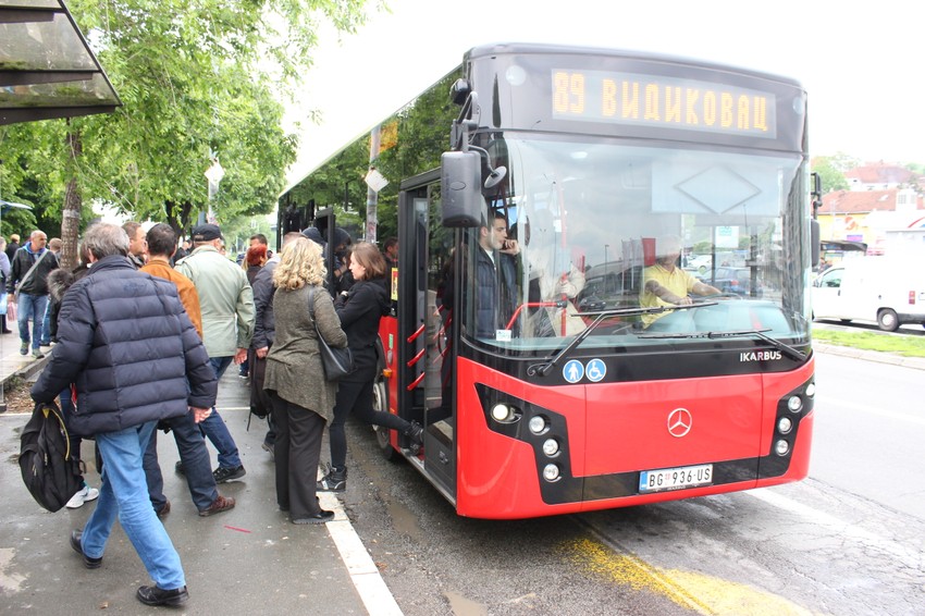 U glavnom gradu stali su i autobusi...
