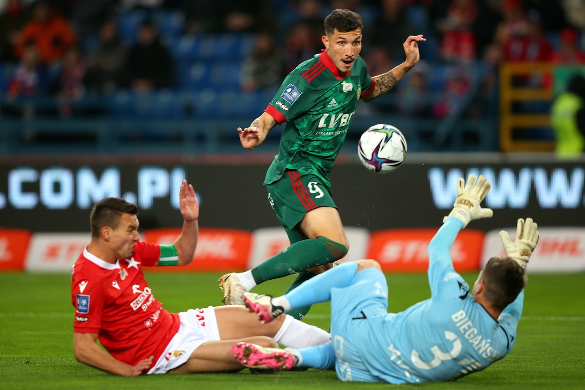 Piłkarz Wisły Kraków Maciej Sadlok (L) i bramkarz Mikołaj Biegański (P) oraz Erik Exposito C) ze Śląska Wrocław podczas meczu Ekstraklasy