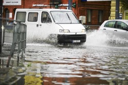 Resort Boniego ostrzega przed podtopieniami. "Służby w gotowości"