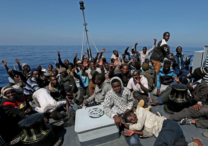 IMIGRANCI PŁYNĄ Z AFRYKI DO EUROPY NA TRATWACH I PONTONACH